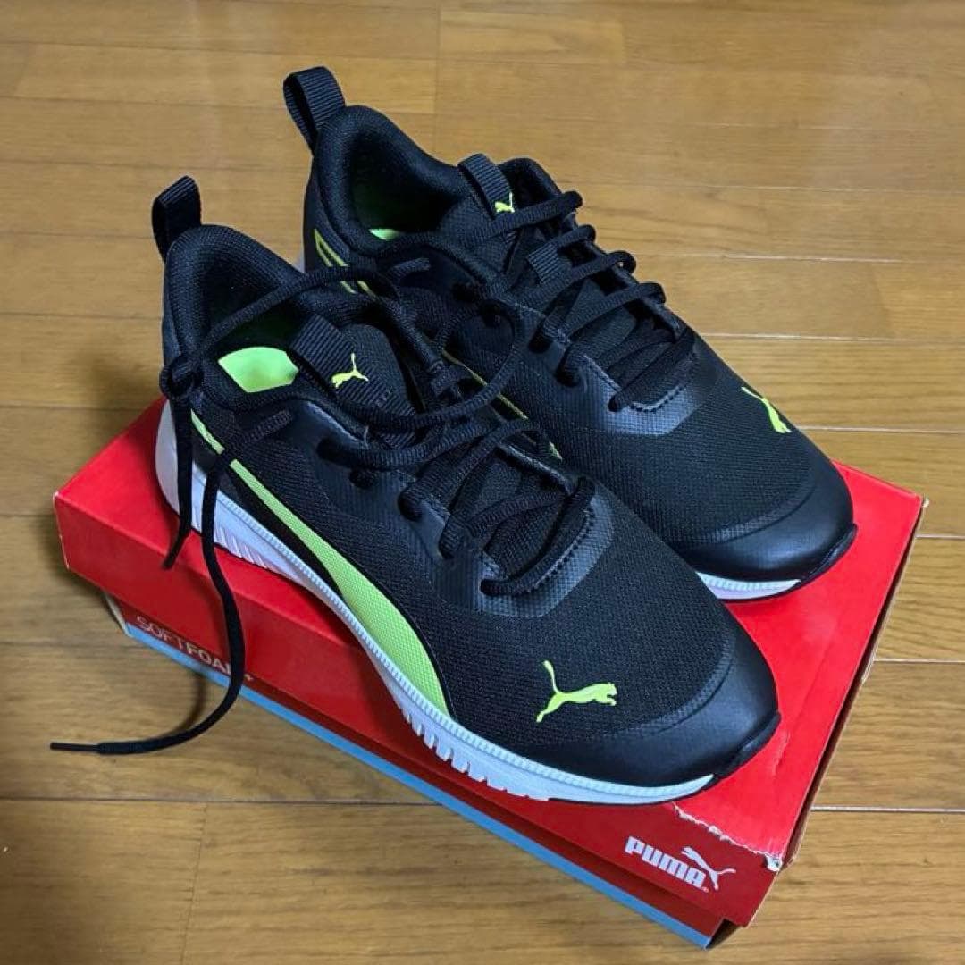 PUMA スニーカー ブラック ネオングリーン　22cm — image 1